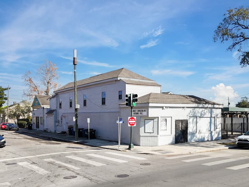 Mixed-Use Freestanding Building on Louisiana Ave