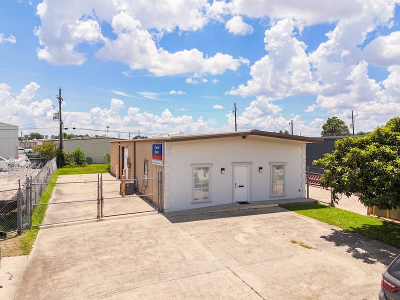 ±2,400 SF Office Warehouse with Gated Yard Near Airline Hwy