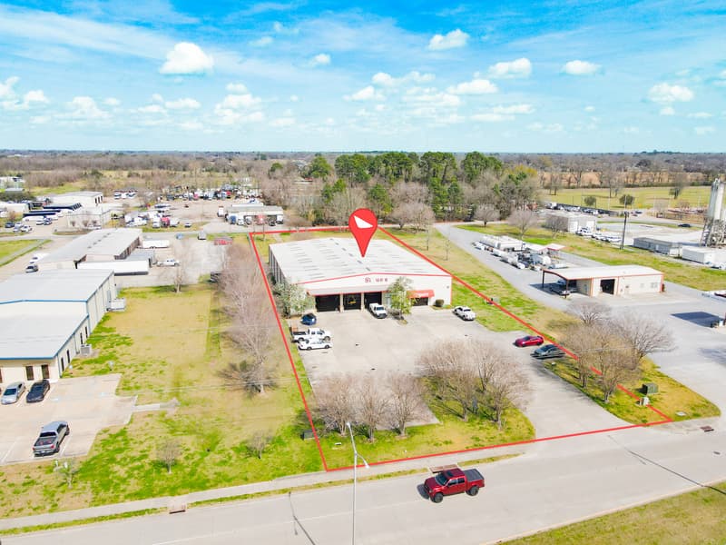 Industrial Warehouse with ±20’ Clear Height on ±1.8 Acres