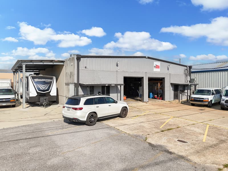 ±8,047 SF Office / Warehouse in Kenner Industrial Corridor