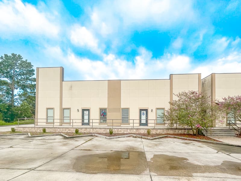 Spacious Office-Warehouse Suites ±0.4 Mile from I-12