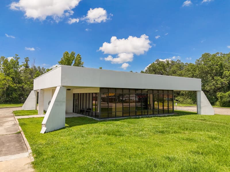 NNN-Leased Retail Building at Hwy 42