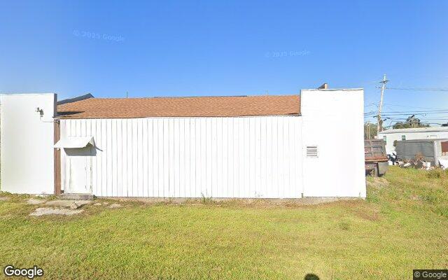 Street view of 609 Avondale Garden Rd, 2,281 SF bar and restaurant building in Avondale, LA