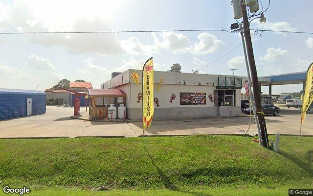 Street view of 926, 930 Veterans Dr, 6,263 SF convenience store and gas station in Carencro, LA