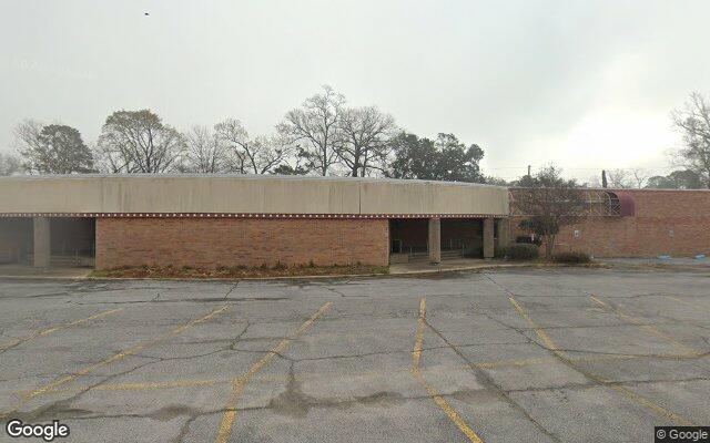 Street view of 8878 Florida Blvd, 31,337 SF freestanding retail building in Baton Rouge, LA